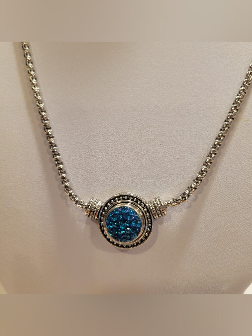 👠EUC~Silver Necklace with Blue Crystal Pendant